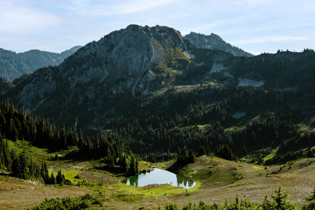 Mountains and rolling green hills frame this heart-shaped lake. Pine trees sprinkle this beautiful Washington elopement location